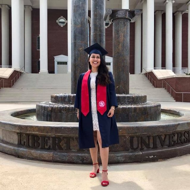 Lala graduándose en Liberty University